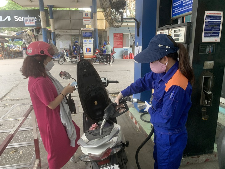 Giá xăng dầu hôm nay giảm mạnh - Ảnh 2.