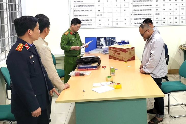 Khởi tố giám đốc trung tâm sát hạch lái xe ở Hòa Bình - Ảnh 2.