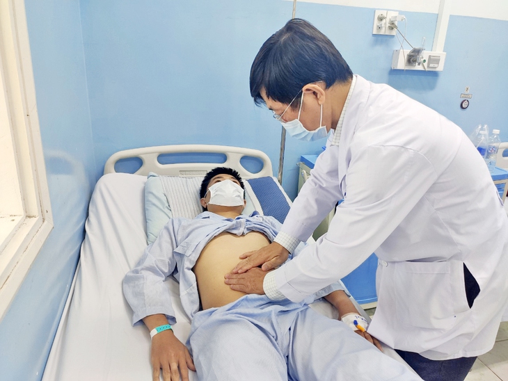Nam sinh viên suýt mất mạng vì vỡ u thận - Ảnh 2. Nam sinh viên suýt mất mạng vì vỡ u thận - Ảnh 2.