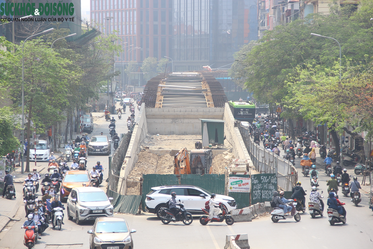 Rào chắn thi công cầu vượt chữ C "liêu xiêu, nghiêng ngả" như sắp đổ - Ảnh 2. Rào chắn thi công cầu vượt chữ C "liêu xiêu, nghiêng ngả" như sắp đổ - Ảnh 2.