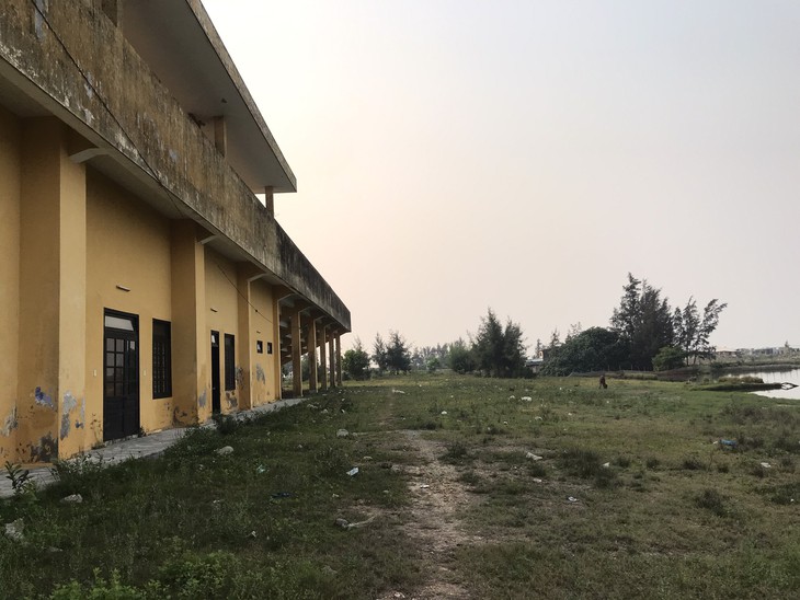 Công trình trung tâm văn hóa hơn 21 tỷ đồng ở Huế thành nơi thả bò - Ảnh 3.