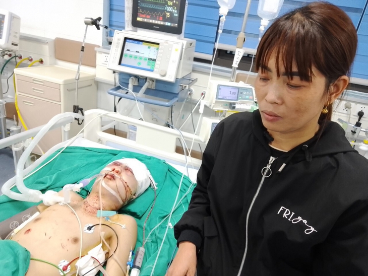 MS 381: Xót xa cảnh người mẹ nghèo chăm con tai nạn giao thông, không tiền điều trị - Ảnh 2.