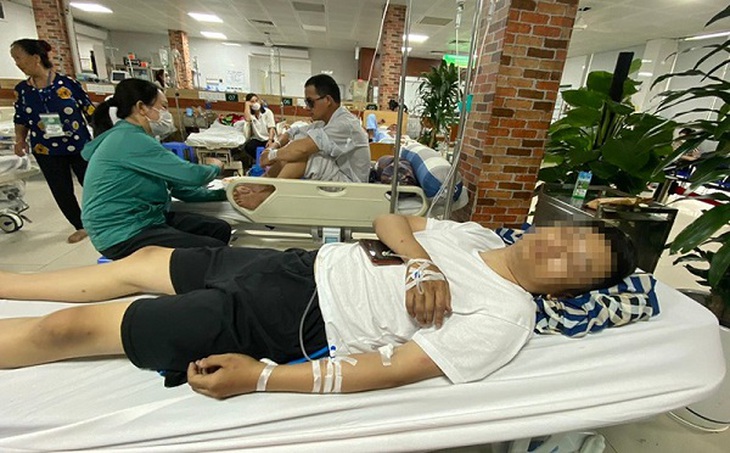 Cháy rừng ở Ba Vì, một chiến sĩ chữa cháy bị ong đốt phải đi cấp cứu - Ảnh 2. Cháy rừng ở Ba Vì, một chiến sĩ chữa cháy bị ong đốt phải đi cấp cứu - Ảnh 2.