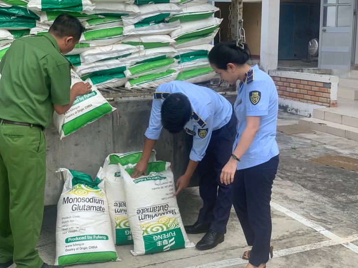 Tạm giữ gần 600 kg gà đông lạnh, sườn bò, bò viên, thịt heo đông lạnh không rõ nguồn gốc xuất xứ - Ảnh 3. Tạm giữ gần 600 kg gà đông lạnh, sườn bò, bò viên, thịt heo đông lạnh không rõ nguồn gốc xuất xứ - Ảnh 3.