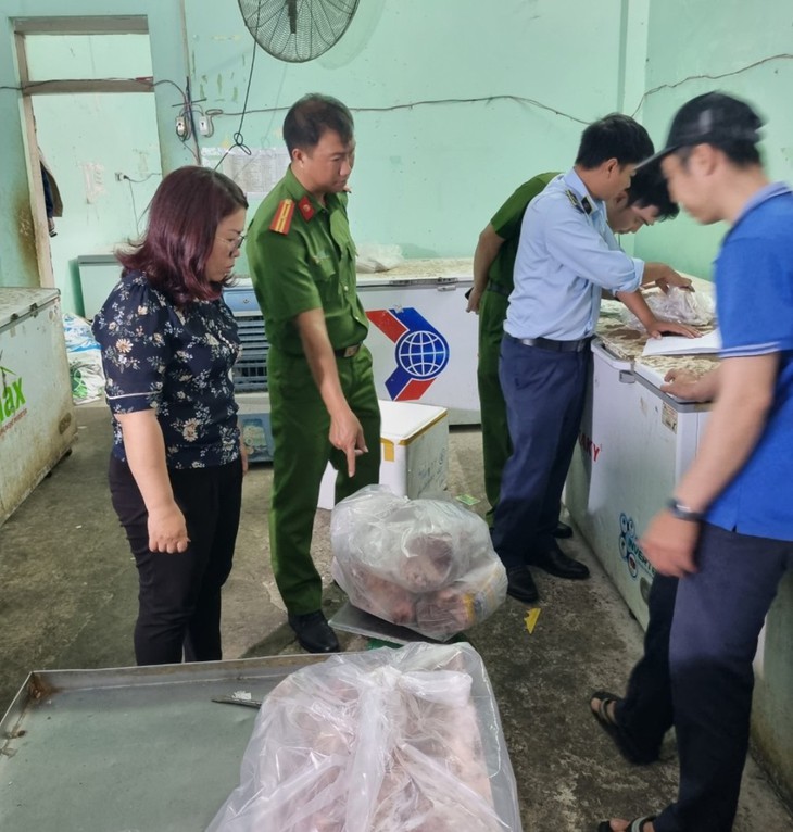 Tạm giữ gần 600 kg gà đông lạnh, sườn bò, bò viên, thịt heo đông lạnh không rõ nguồn gốc xuất xứ - Ảnh 2. Tạm giữ gần 600 kg gà đông lạnh, sườn bò, bò viên, thịt heo đông lạnh không rõ nguồn gốc xuất xứ - Ảnh 2.