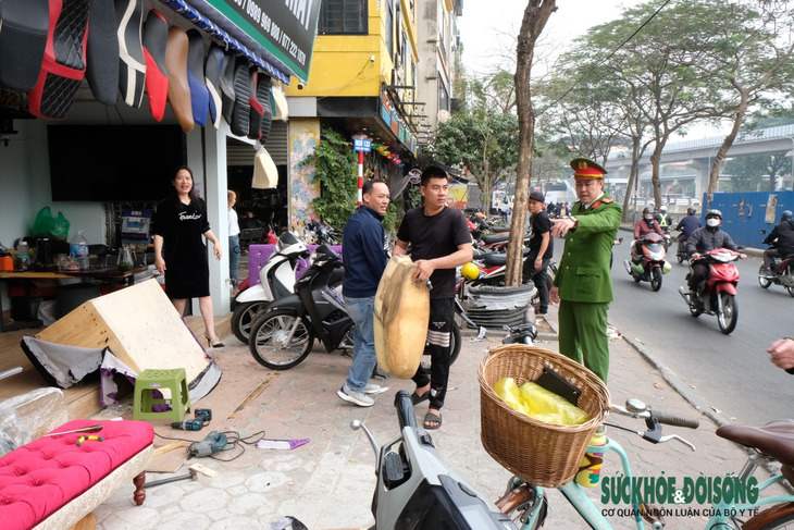 Vỉa hè Hà Nội ra sao sau gần 1 tháng 'ra quân'? - Ảnh 6. Vỉa hè Hà Nội ra sao sau gần 1 tháng 'ra quân'? - Ảnh 6.