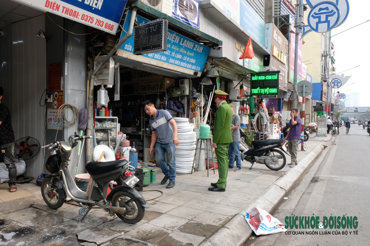 Vỉa hè Hà Nội ra sao sau gần 1 tháng 'ra quân'? - Ảnh 5. Vỉa hè Hà Nội ra sao sau gần 1 tháng 'ra quân'? - Ảnh 5.