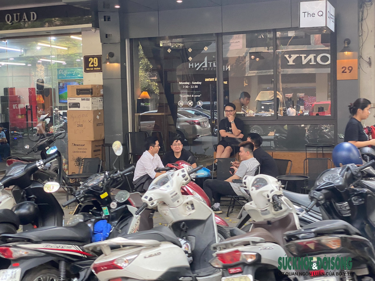Vỉa hè Hà Nội ra sao sau gần 1 tháng 'ra quân'? - Ảnh 13. Vỉa hè Hà Nội ra sao sau gần 1 tháng 'ra quân'? - Ảnh 13.
