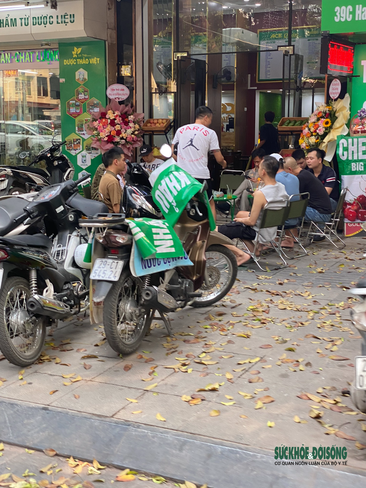 Vỉa hè Hà Nội ra sao sau gần 1 tháng 'ra quân'? - Ảnh 9. Vỉa hè Hà Nội ra sao sau gần 1 tháng 'ra quân'? - Ảnh 9.