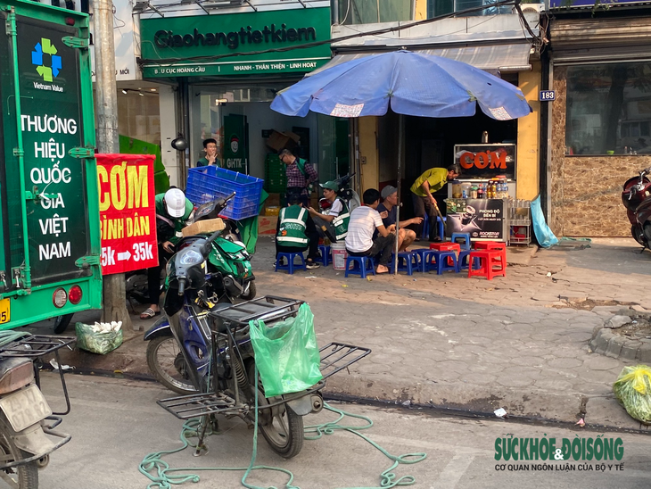 Vỉa hè Hà Nội ra sao sau gần 1 tháng 'ra quân'? - Ảnh 4. Vỉa hè Hà Nội ra sao sau gần 1 tháng 'ra quân'? - Ảnh 4.