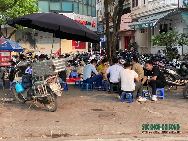 Vỉa hè Hà Nội ra sao sau gần 1 tháng 'ra quân'? - Ảnh 8. Vỉa hè Hà Nội ra sao sau gần 1 tháng 'ra quân'? - Ảnh 8.