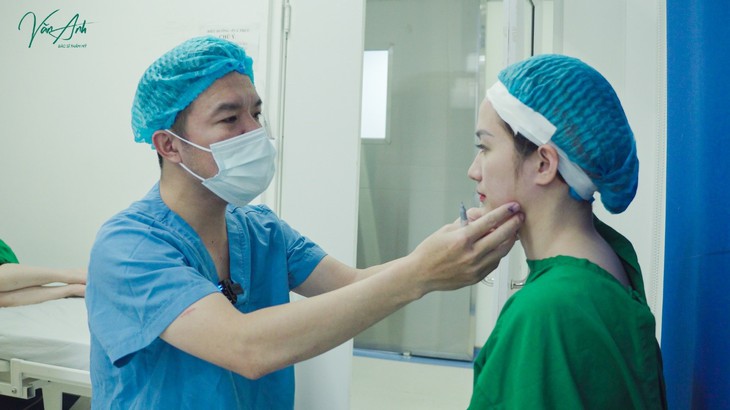 Bác sĩ Văn Anh: "Thẩm mỹ là nghề chữa lành vết thương tâm hồn" - Ảnh 2.