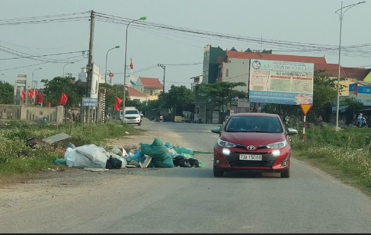 Rác thải la liệt khắp các tuyến đường nông thôn Quảng Bình - Ảnh 12. Rác thải la liệt khắp các tuyến đường nông thôn Quảng Bình - Ảnh 12.