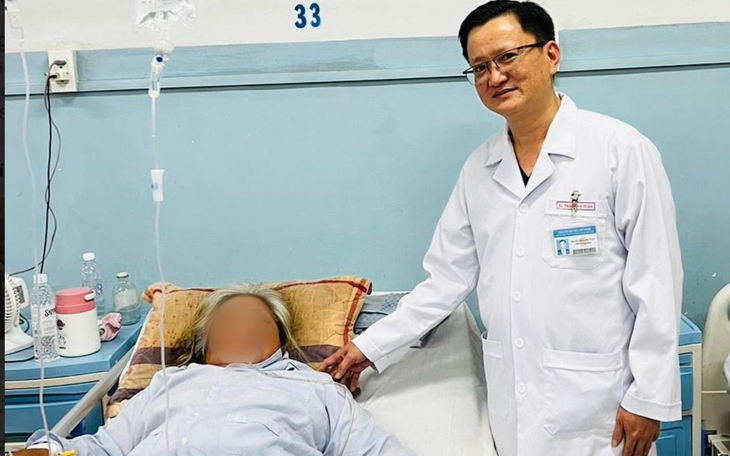 Người phụ nữ 65 tuổi nguy kịch vì hóc xương vịt