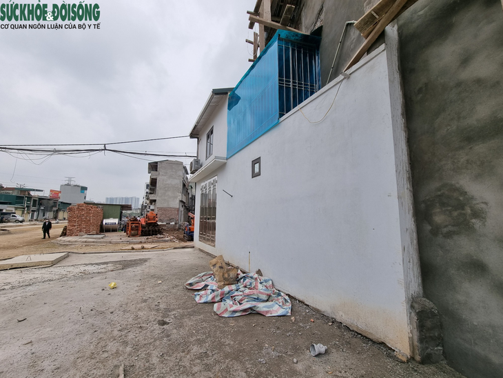 "Độc lạ" căn nhà hình tam giác, chỉ rộng 1 gang tay ở Hà Nội - Ảnh 2. "Độc lạ" căn nhà hình tam giác, chỉ rộng 1 gang tay ở Hà Nội - Ảnh 2.