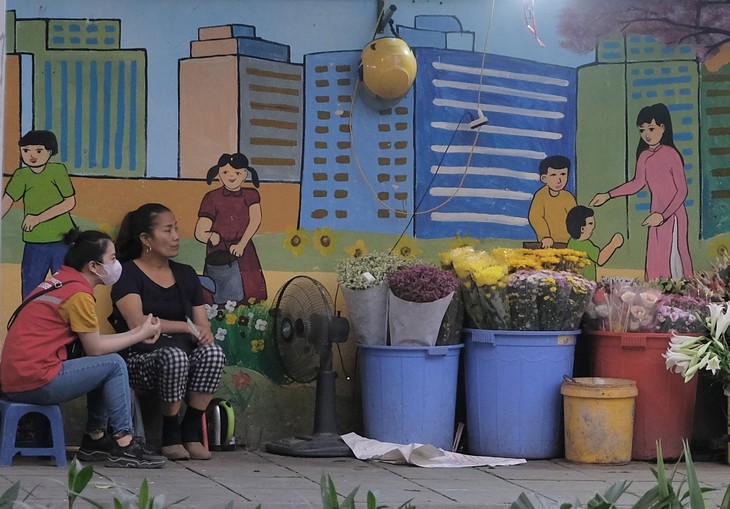 Người kinh doanh vỉa hè, xoay sở giữ 'kế sinh nhai' - Ảnh 1.