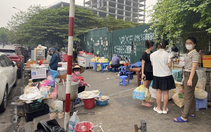 Vỉa hè thành nơi họp chợ giữa tâm điểm giành lại vỉa hè cho người đi bộ