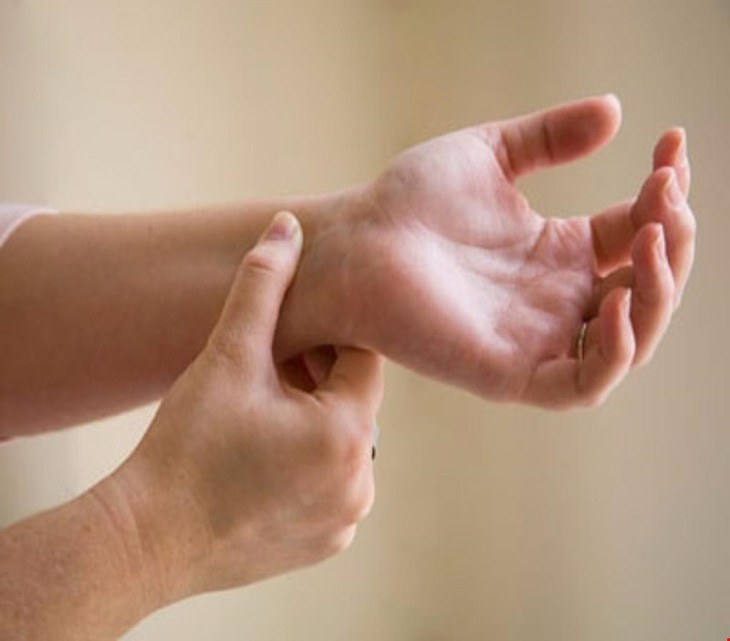 Khớp cổ tay có tiếng kêu lục cục, lạo xạo kèm theo đau nhức… thận trọng với thoái hóa khớp - Ảnh 1. Khớp cổ tay có tiếng kêu lục cục, lạo xạo kèm theo đau nhức… thận trọng với thoái hóa khớp - Ảnh 1.