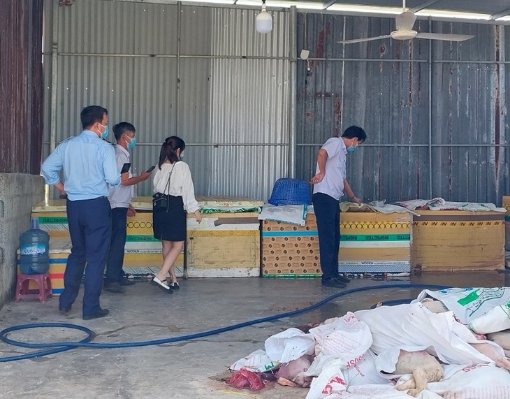 Khánh Hòa: Phát hiện 5 tấn thịt, nội tạng lợn hôi thối tại cơ sở giết mổ - Ảnh 2.
