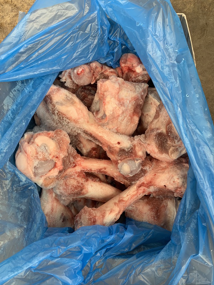 Xử phạt một hộ kinh doanh gần 1 tấn thực phẩm "bẩn" - Ảnh 3.