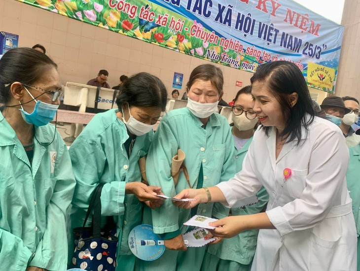 Chơi nhạc, cắt tóc, gội đầu miễn phí cho bệnh nhân - Ảnh 4.