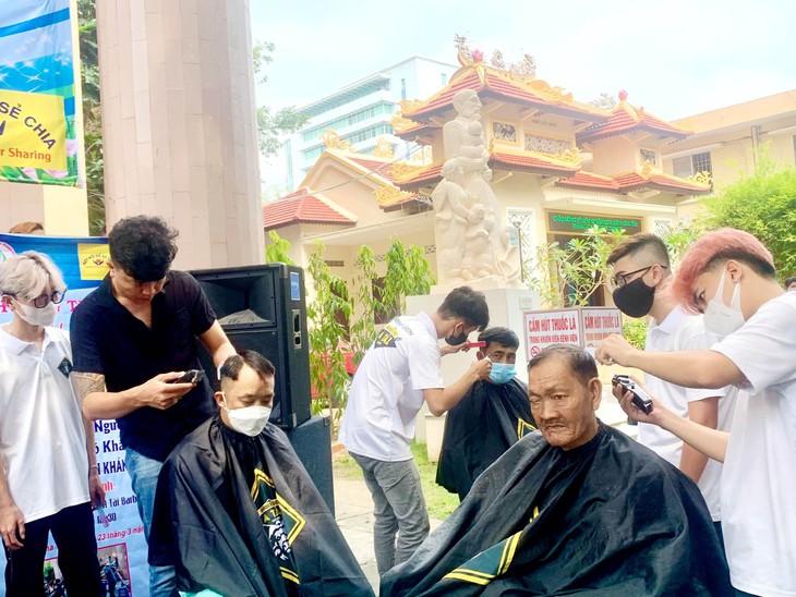 Chơi nhạc, cắt tóc, gội đầu miễn phí cho bệnh nhân - Ảnh 5.