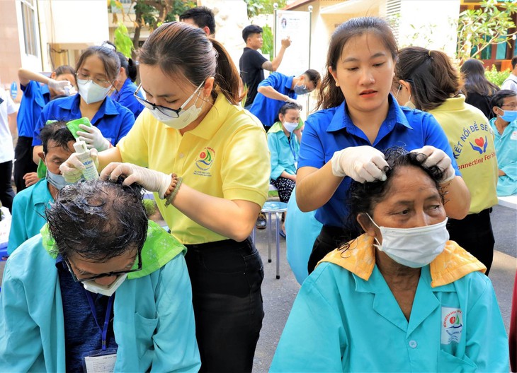 Chơi nhạc, cắt tóc, gội đầu miễn phí cho bệnh nhân - Ảnh 6.