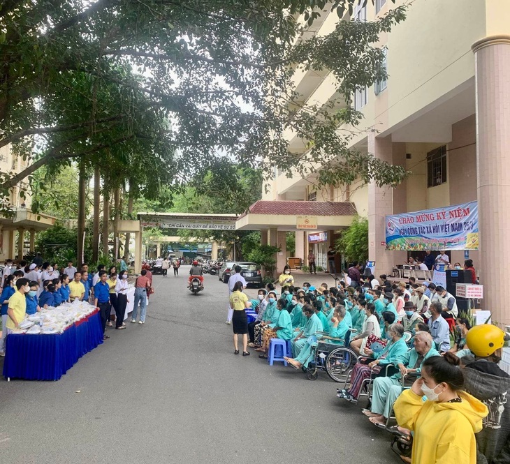 Chơi nhạc, cắt tóc, gội đầu miễn phí cho bệnh nhân - Ảnh 2.