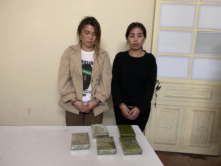 Bắt hai ‘nữ quái’ vận chuyển 5 bánh heroin - Ảnh 1.