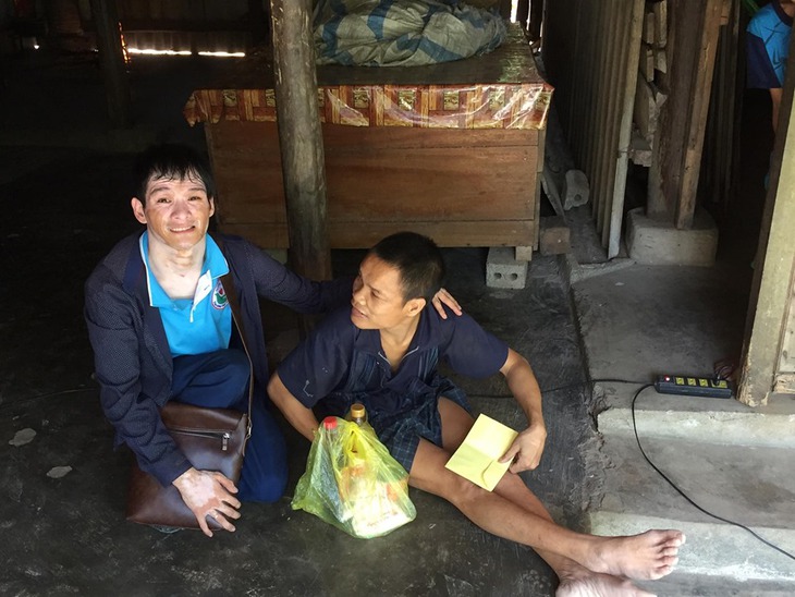 Chàng trai khuyết tật vượt khó làm thiện nguyện: 'Vui khi thấy nụ cười của những người khó khăn' - Ảnh 1. Chàng trai khuyết tật vượt khó làm thiện nguyện: 'Vui khi thấy nụ cười của những người khó khăn' - Ảnh 1.