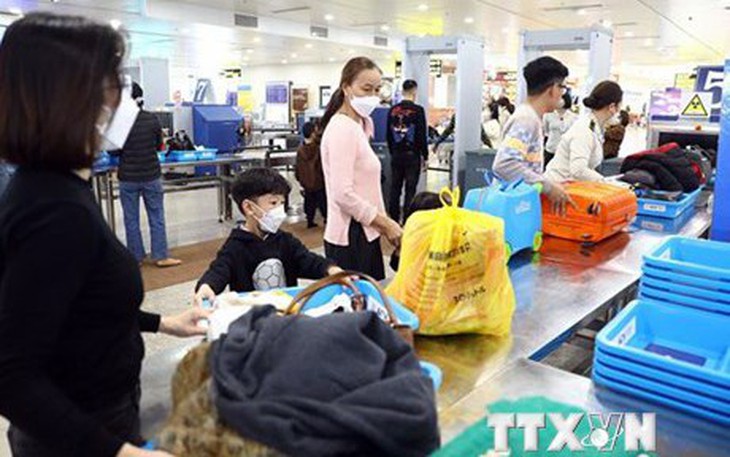 Bộ Công an khuyến cáo rủi ro khi xách hộ hàng hóa tại sân bay
