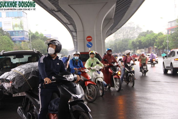 Người dân "bỡ ngỡ" trong ngày đầu tổ chức lại nút giao Trường Chinh - Tôn Thất Tùng - Lê Trọng Tấn - Ảnh 2.