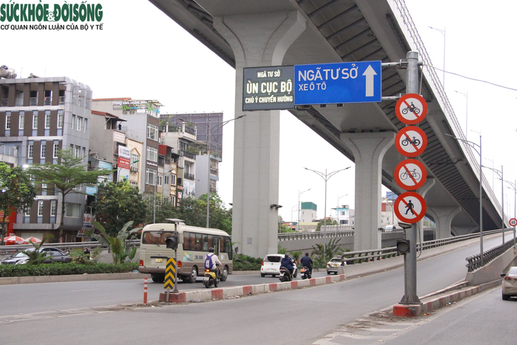 Biển báo thông minh và những ảnh hưởng tích cực đến giao thông Thủ đô - Ảnh 2.
