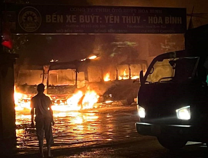 Công an thông tin vụ 2 xe buýt cháy trơ khung lúc rạng sáng - Ảnh 1.