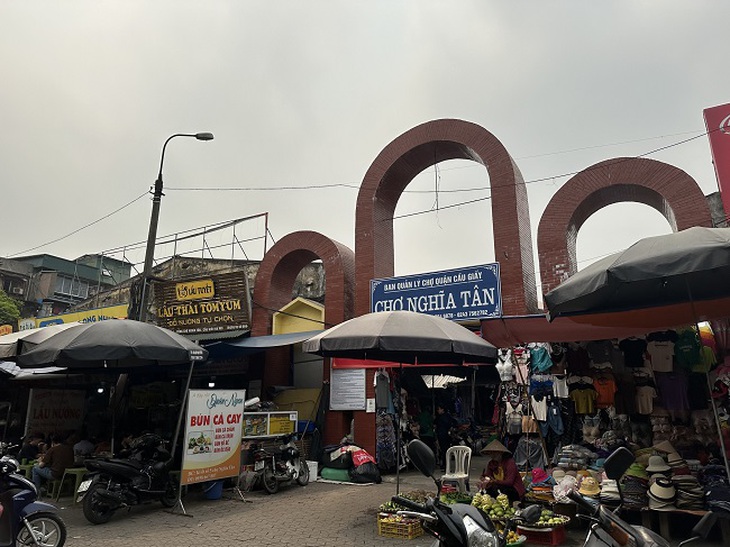 Chợ Nghĩa Tân là một trong những chợ trung tâm của quận Cầu Giấy, ở đây bán đa dạng các mặt hàng và được coi là thiên đường ăn vặt.