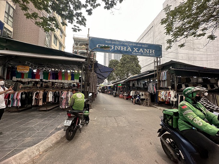 Chợ Nhà Xanh, cái tên không còn xa lạ đối với sinh viên Hà Nội. Từ đầu chợ đến cuối chợ chỉ toàn quần áo, túi xách, giầy dép, mỹ phẩm và một số hàng quán bán đồ ăn vặt.