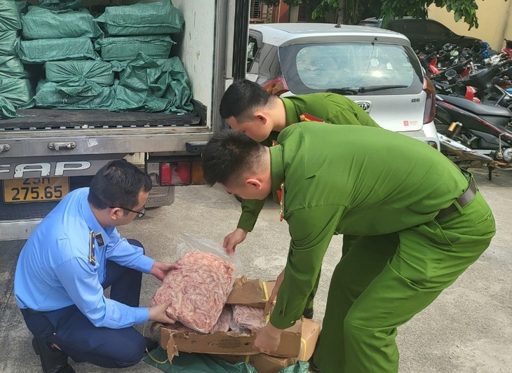 Tạm giữ 2 tấn chân gà rút xương đông lạnh có dấu hiệu vi phạm - Ảnh 2.