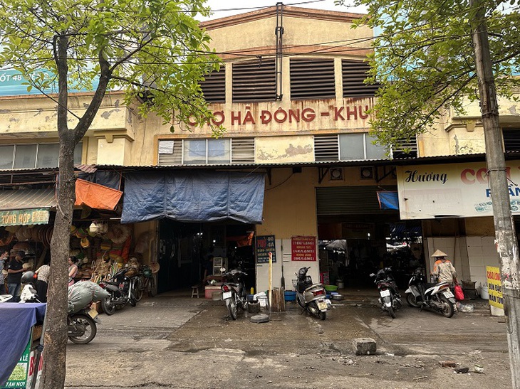 Ngay cổng vào của chợ Hà Đông thấy thưa thớt.