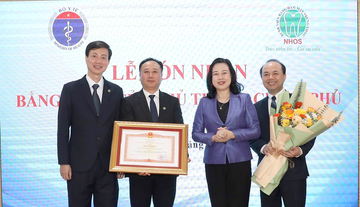 Bộ trưởng Đào Hồng Lan trao Bằng khen của Thủ tướng Chính phủ cho Bệnh viện Răng Hàm Mặt TW Hà Nội - Ảnh 1. Bộ trưởng Đào Hồng Lan trao Bằng khen của Thủ tướng Chính phủ cho Bệnh viện Răng Hàm Mặt TW Hà Nội - Ảnh 1.