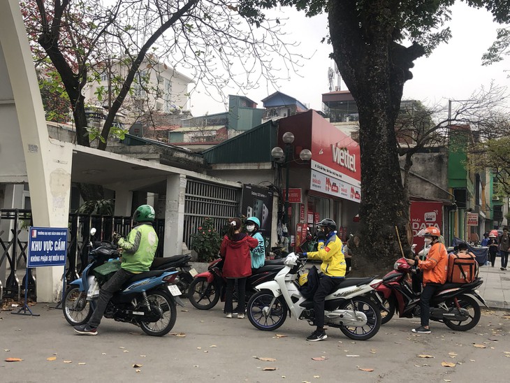 Chạy xe ôm công nghệ - "giấc mơ nhạt màu" của sinh viên nghèo - Ảnh 1.