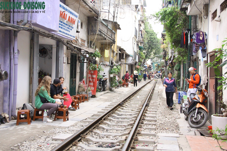 Du khách vượt rào, bất chấp lực lượng chức năng can ngăn để check-in tại phố đường tàu - Ảnh 1. Du khách vượt rào, bất chấp lực lượng chức năng can ngăn để check-in tại phố đường tàu - Ảnh 1.