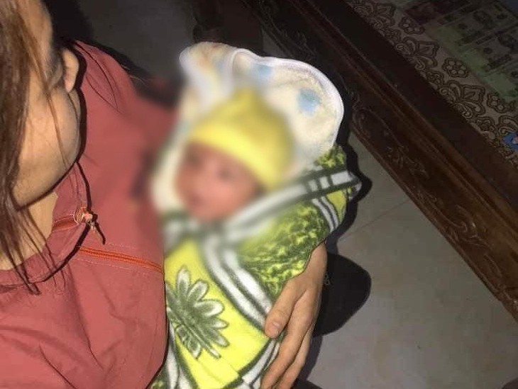 Tìm cha mẹ, người thân bé trai sơ sinh bị bỏ rơi bên đường - Ảnh 1.