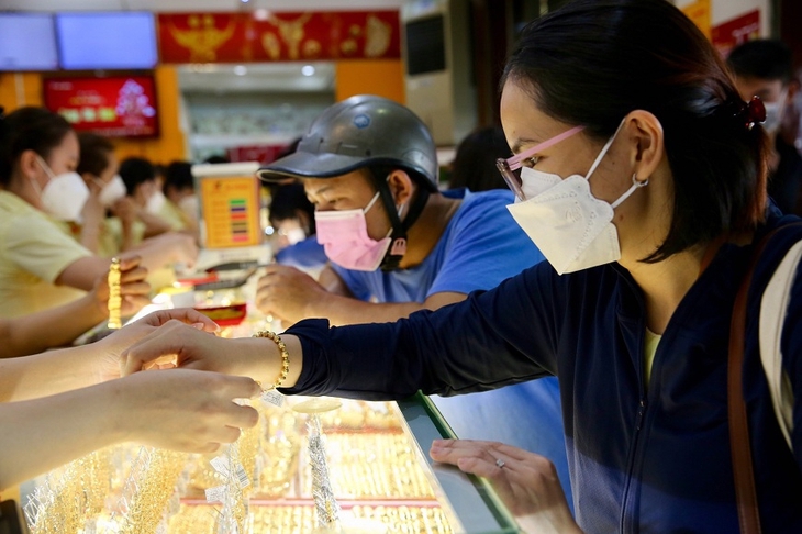 Giá vàng hôm nay (ngày 28/3): Lao dốc vùn vụt - Ảnh 1.