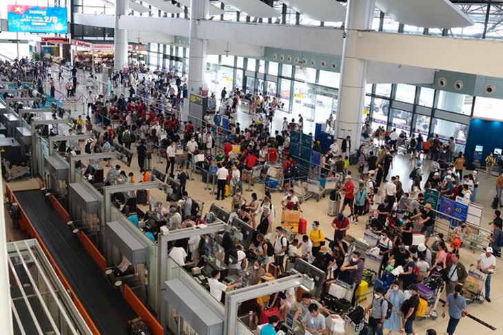 Vé bay dịp nghỉ lễ 30/4-1/5 cao chót vót và nhiều chặng còn ít chỗ - Ảnh 1.