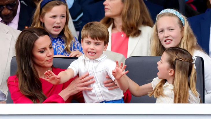 Tình mẫu tử ngọt ngào của Công nương Kate Middleton bên 3 thiên thần nhỏ - Ảnh 25.