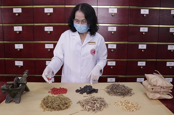 Bài thuốc đông y hỗ trợ điều trị bệnh viêm da cơ địa - Ảnh 1.