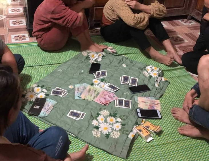 Phát hiện, bắt giữ 5 "con bạc" trong lúc đang say sưa sát phạt - Ảnh 1.