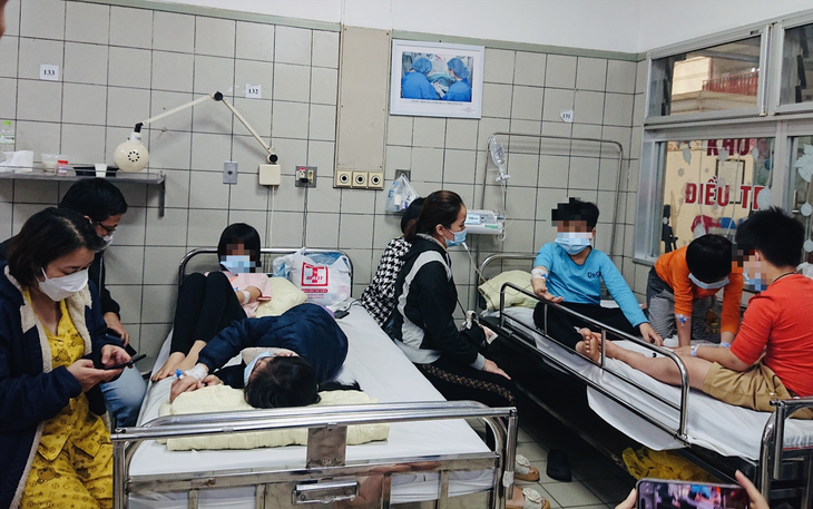 Vụ hơn 50 học sinh nghi bị ngộ khi đi dã ngoại: Bác sĩ nhận định nguyên nhân - Ảnh 1. Vụ hơn 50 học sinh nghi bị ngộ khi đi dã ngoại: Bác sĩ nhận định nguyên nhân - Ảnh 1.