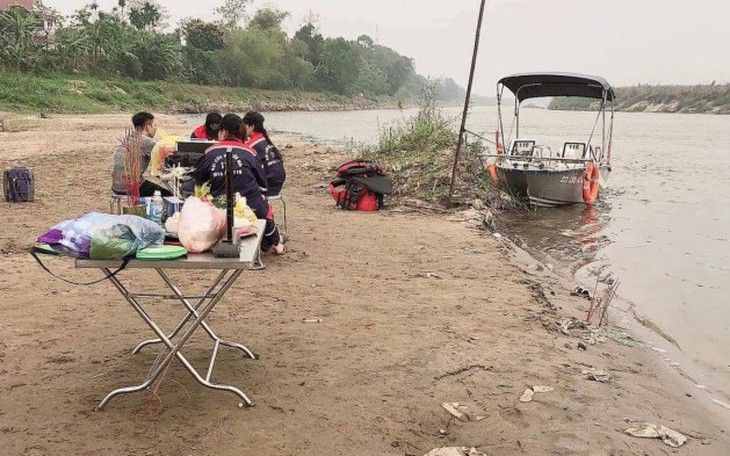 Tìm thấy thi thể cháu bé nhặt chai nhựa mất tích ở bãi bồi sông Hồng