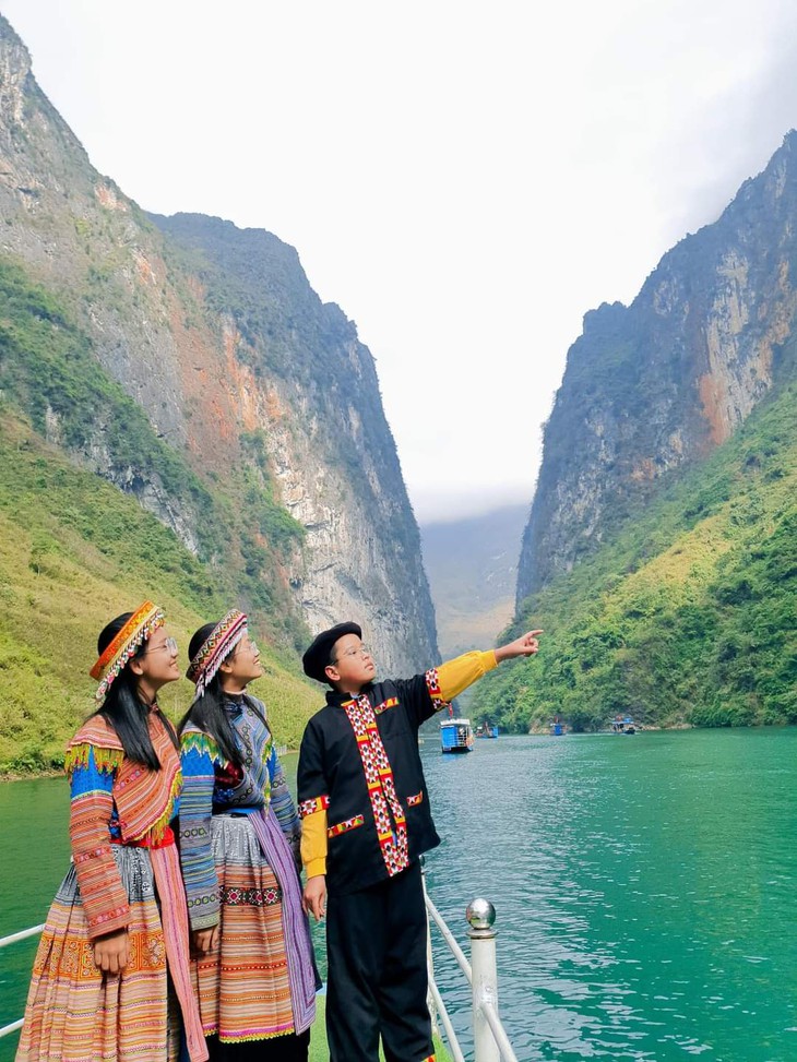 Hà Giang chấn chỉnh sau ồn ào du khách mặc trang phục nước ngoài trên sông Nho Quế - Ảnh 1. Hà Giang chấn chỉnh sau ồn ào du khách mặc trang phục nước ngoài trên sông Nho Quế - Ảnh 1.